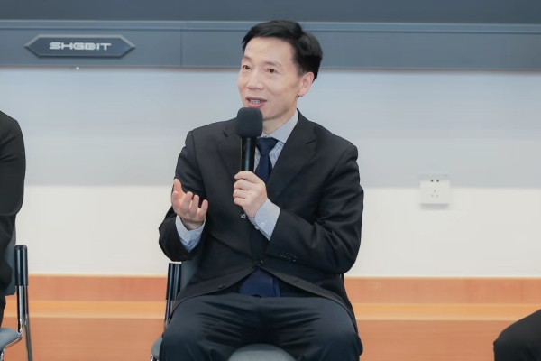 【人民日报健康客户端】从日常防护到近视手术，，，职场人守好眼健康